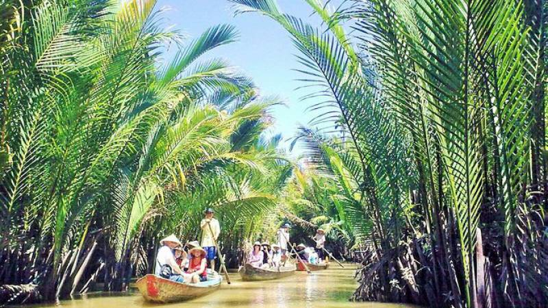 absorbing beautiful masterpieces of coral reefs in ganh yen quang ngai province