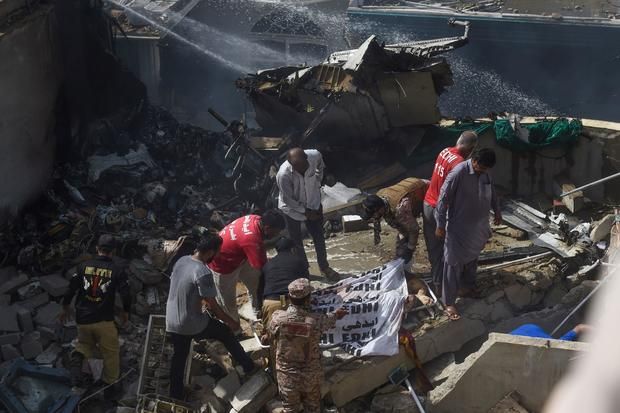 pakistan sacks 5 aviation officials grounds 262 pilots over tainted licenses scandal