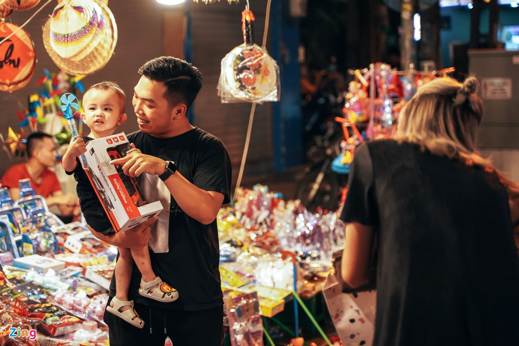 In photos: Colorful Hanoi Old Quarter as Mid Autumn Festival draws near