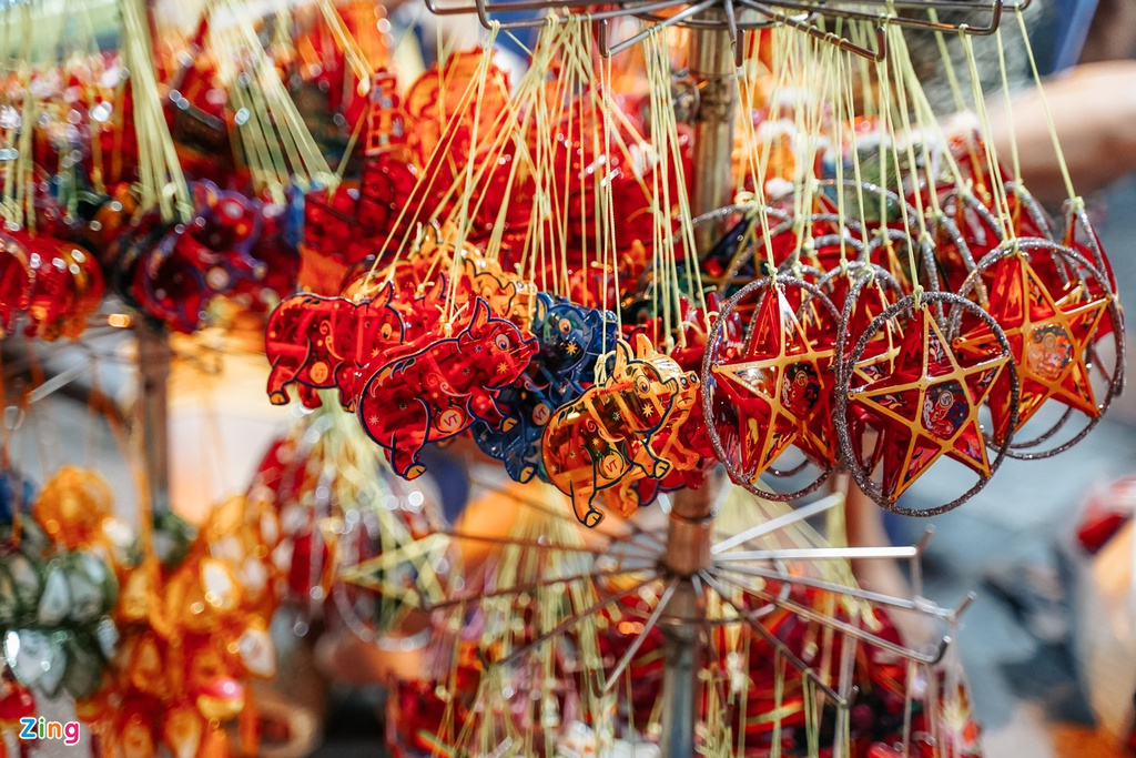 In photos: Colorful Hanoi Old Quarter as Mid Autumn Festival draws near