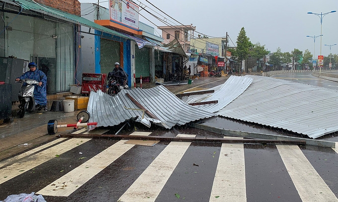 storm etau comes vietnam closes five airports
