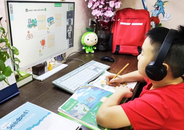 A student learning online lessons at home during the early outbreak of COVID-19 in Vietnam (Photo: Dan Tri) 