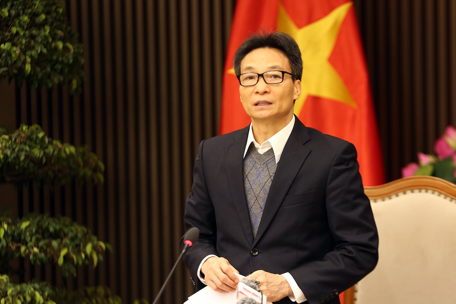 Deputy prime minister vu duc dam presides over a meeting of the national steering committee on covid-19 prevention and control, ha noi, january 7, 2021 