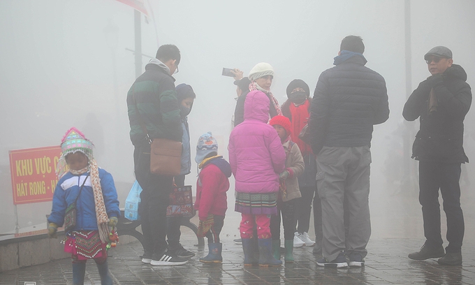 Groups of small children surrounding tourists under cold weather (Photo: VNE)  