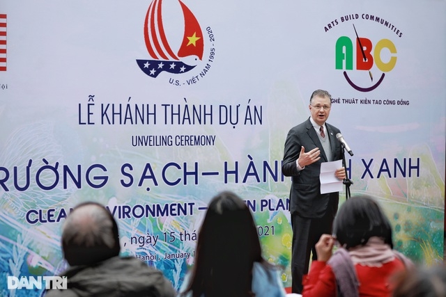 us ambassador inaugurates environmental themed mural in hanoi