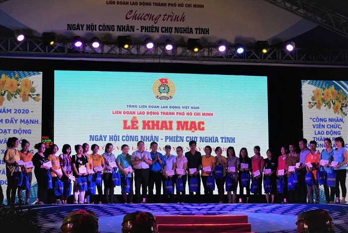 vietnam presents tet gifts to needy people nationwide