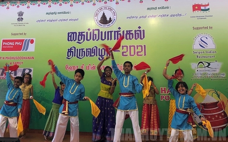 Opening dance performed by Indian children living in Ho Chi Minh City (Photo: Thoi Dai) 