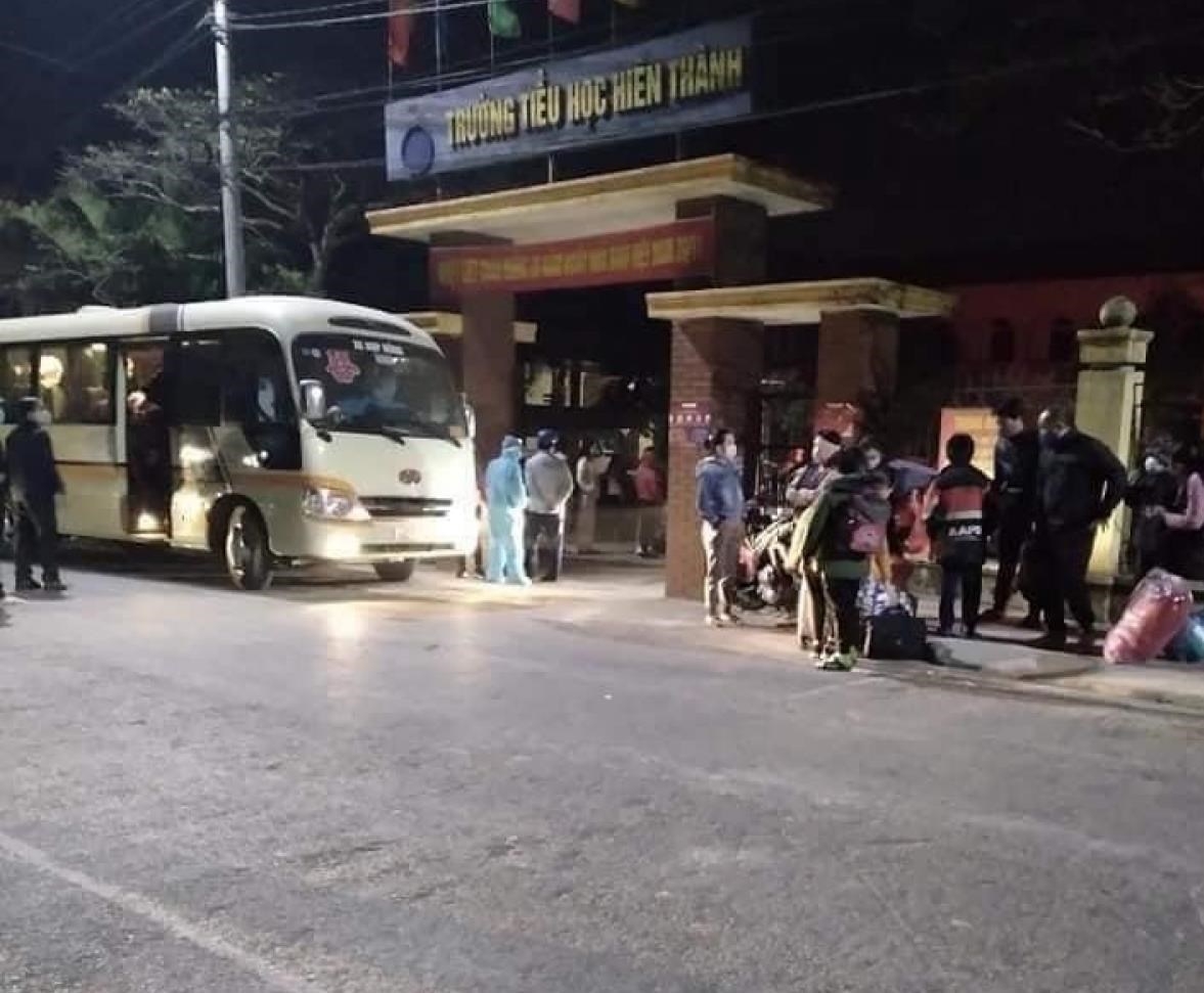 Students at Hien Thanh primary school were taken to quarantine center (Photo: Vietnamnet)  