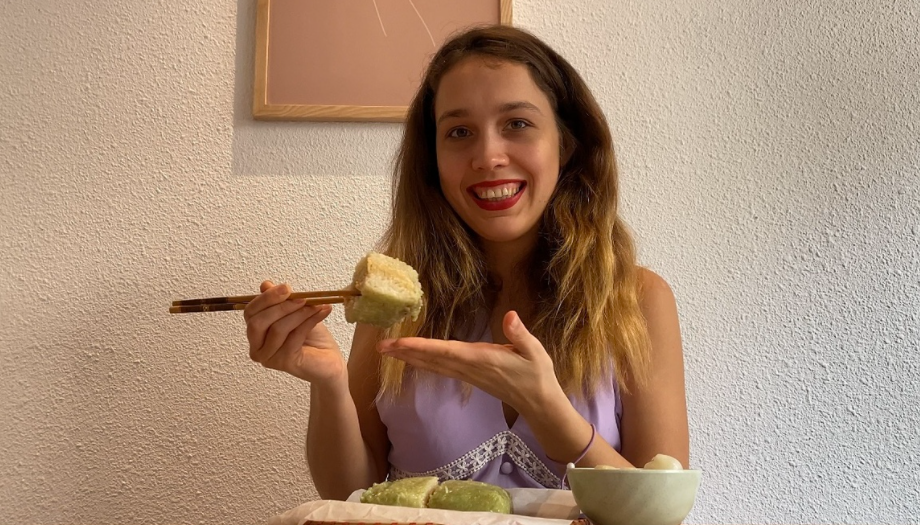 russian girls first time trying chung cake and pickled onions in video