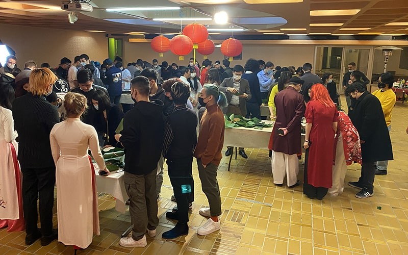 Vietnamese Students Enjoy Chung Cake Day in France