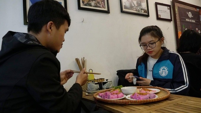 dragon fruit flavored rice paper rolls hanois new choice for foodies