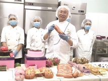 japanese artist makes her creations on plain bread using edible ingredients