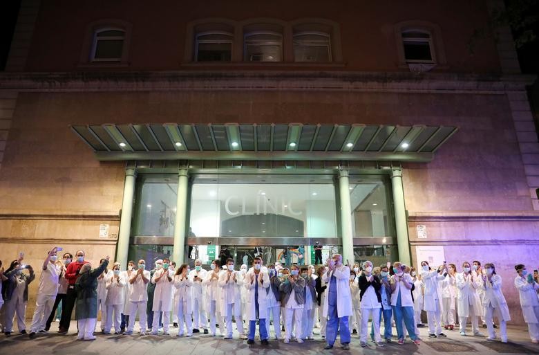 the world expresses its thanking front line covid 19 fighters in pictures