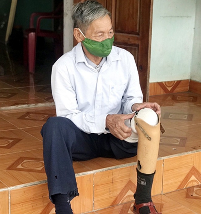 Vietnamese veteran with prosthetic leg volunteers in COVID-19 test station vietnamese veteran with prosthetic leg volunteers to join in covid 19 test station