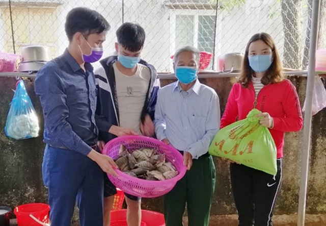 Vietnamese veteran with prosthetic leg volunteers in COVID-19 test station vietnamese veteran with prosthetic leg volunteers to join in covid 19 test station
