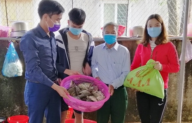 vietnamese veteran with prosthetic leg volunteers in covid 19 test station
