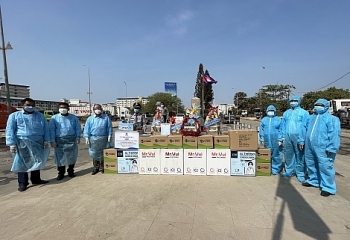Vietnam handed thousands of medical gears to Cambodia