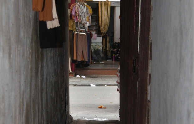 a peek into super narrow alleys in hanoi old quarter
