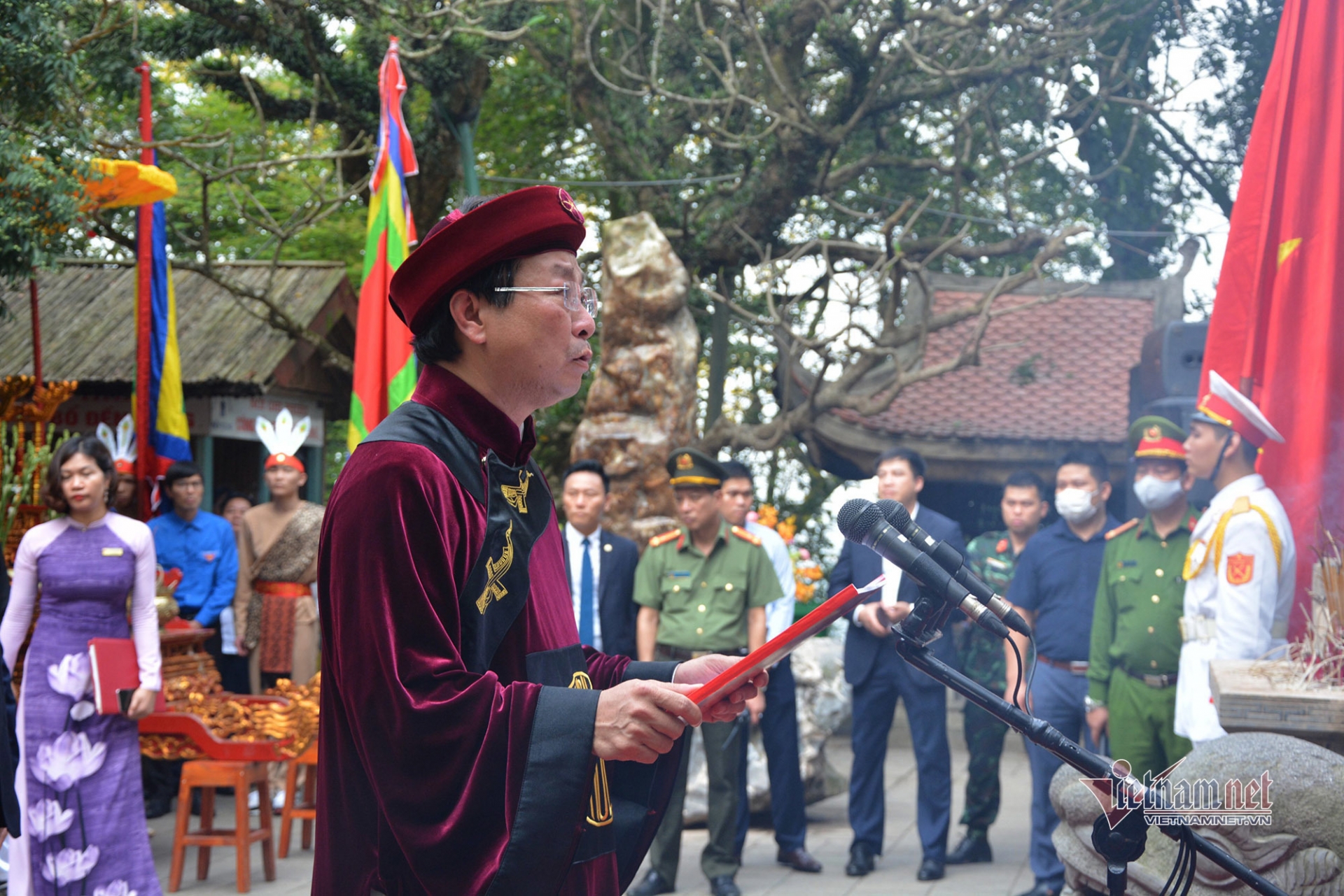 State President offers incense, pays tribute to Hung Kings