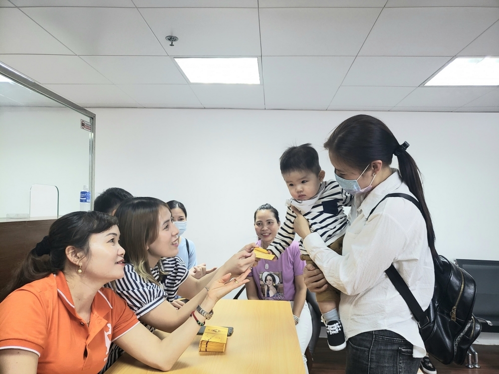 overseas vietnamese in macau sends covid 19 relief gifts to fellow countrymen