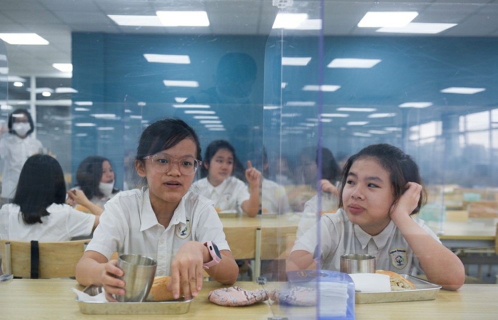 covid 19 combat vietnam schools install table partitions to curb coronavirus