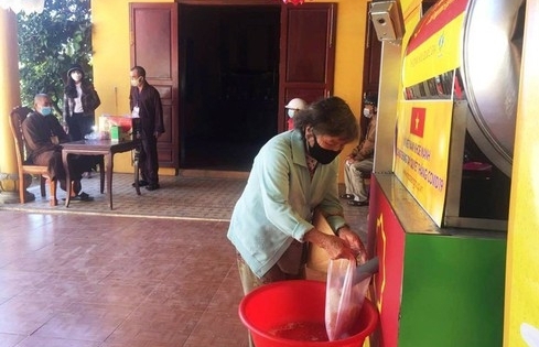 rice atm helps vietnams poor survive covid 19 pandemic