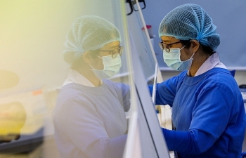 two vietnamese volunteer to donate lung for critical covid 19 british pilot