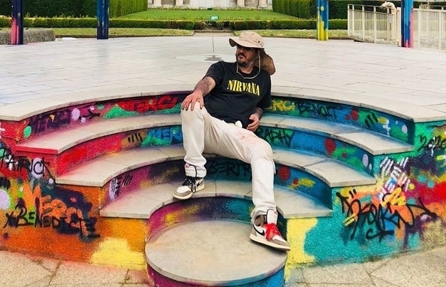 graffitis by vietnamese french artist expressing gratitude toward covid 19 medics