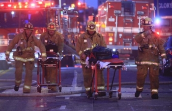 world news today fire and explosion rip through downtown la 11 firefighters injured
