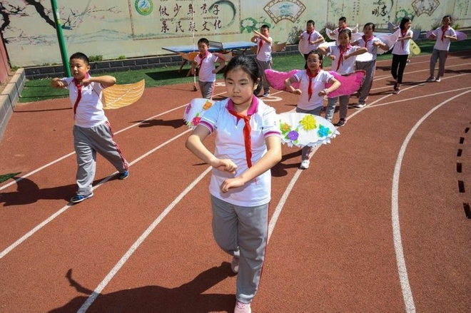 chinese students wear adorable social distancing wings at school