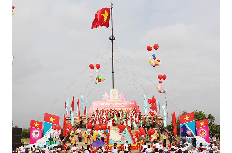 Vietnam News Today (May 1): Quang Tri: Flag-raising ceremony held to mark Reunification Day