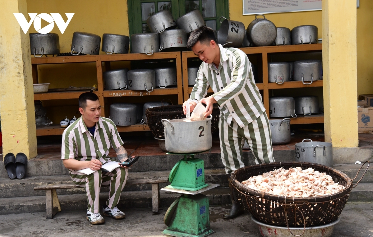 Inmates' speical meal on Reunification Day in prison