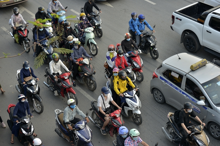 thousands of vehicles flock to hanoi after holiday break