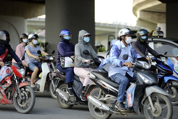 Thousands of vehicles flock to Hanoi after holiday break