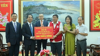 Overseas Vietnamese send aid package to flood-stricken locality in homeland