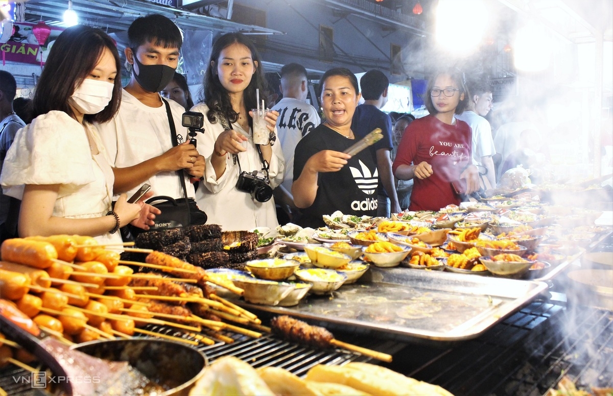 food paradise in phu quocs biggest night market