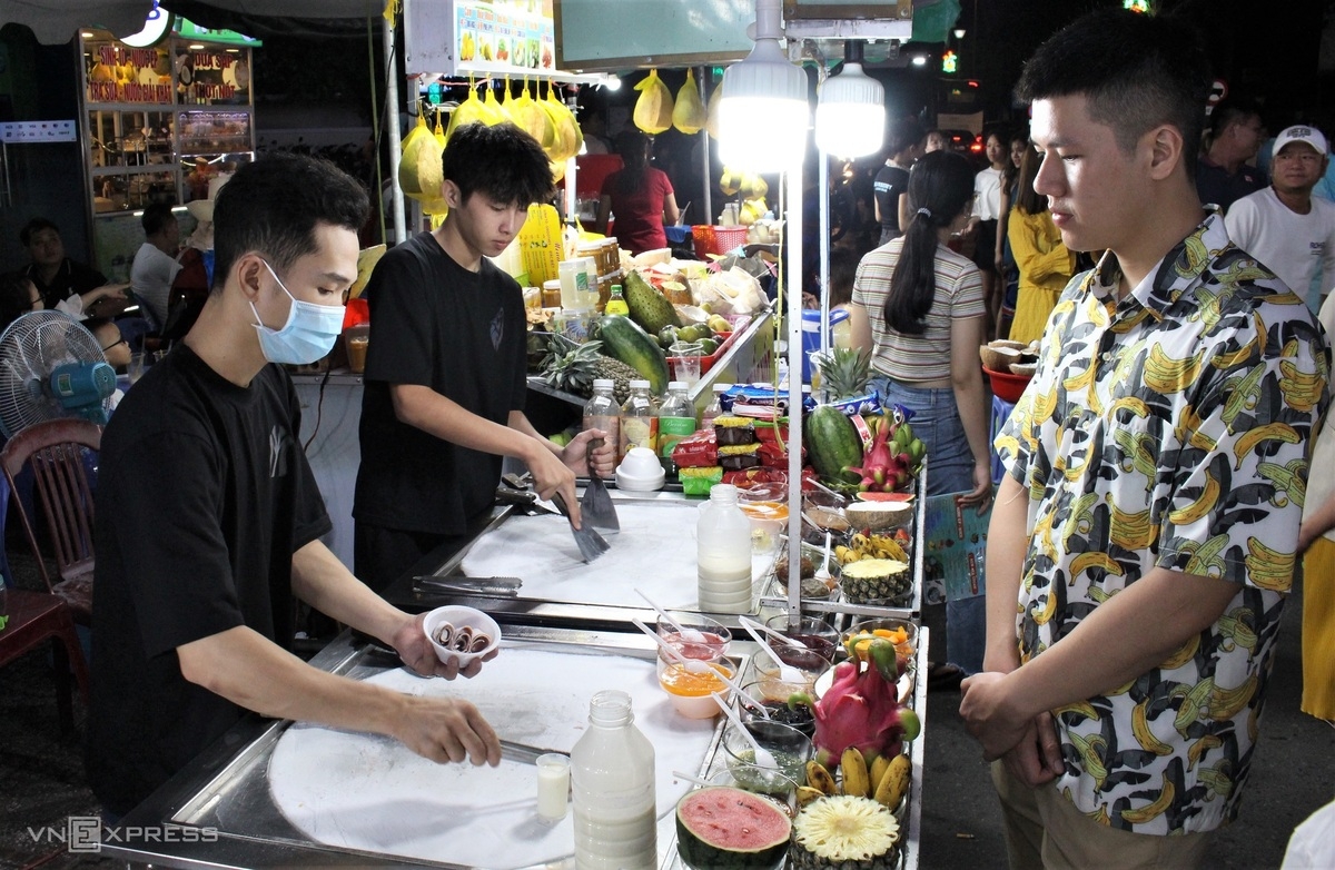 Food paradise in Phu Quoc's biggest night market