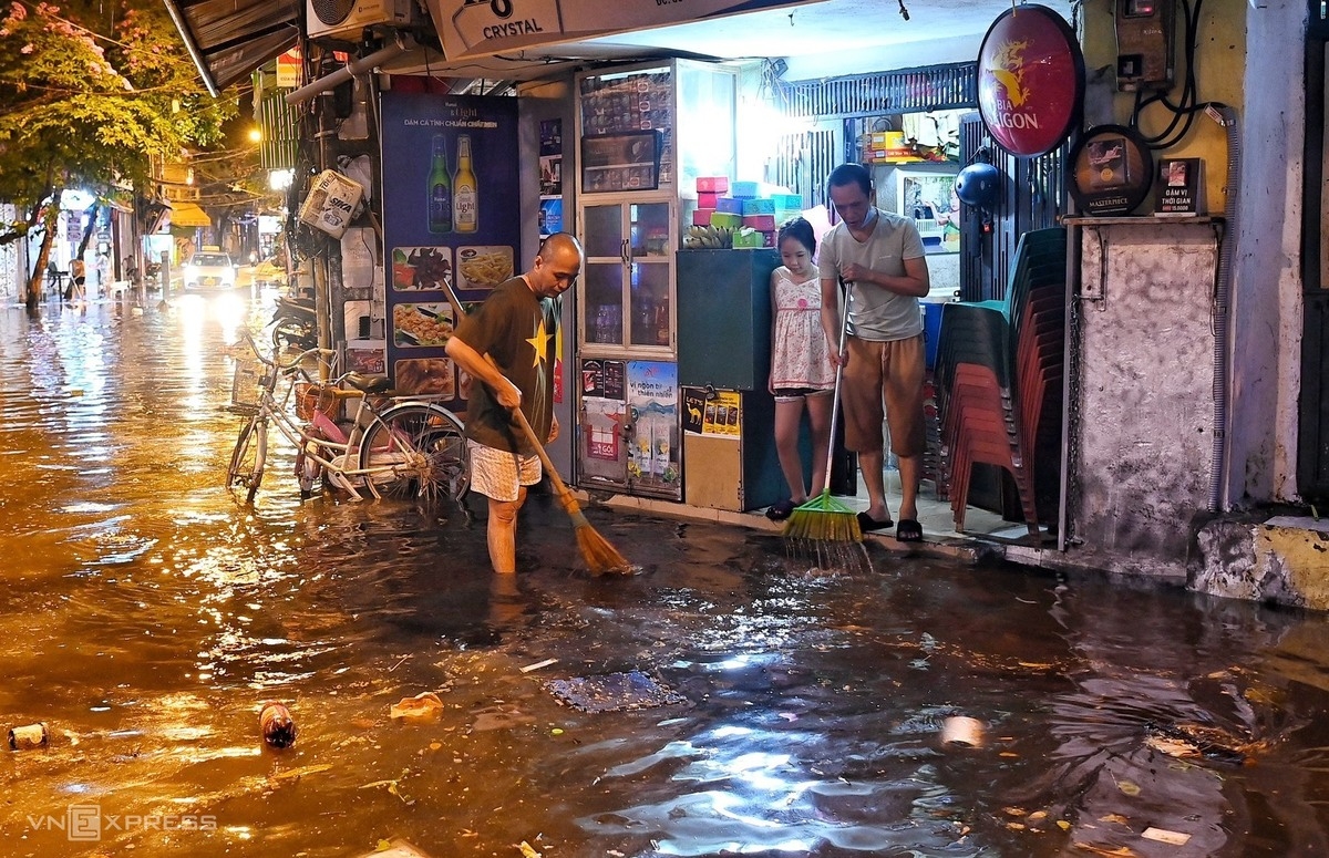 Sudden downpour hits Hanoi streets
