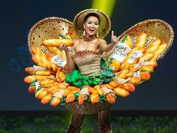 Vietnamese beauty wows judges with unique costume at Miss Universe, with video