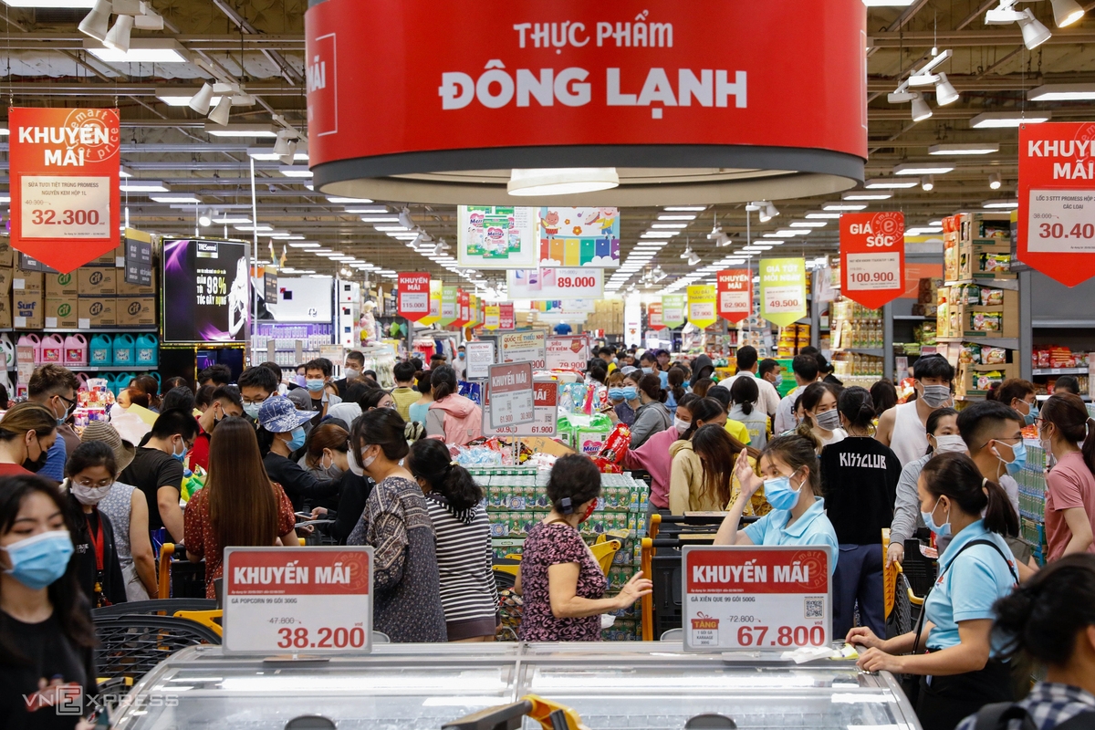 saigonese flock to supermarkets to stock for social distancing