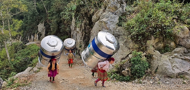 Images of Vietnamese upland women carrying 1,000 litre water tank astound netizens