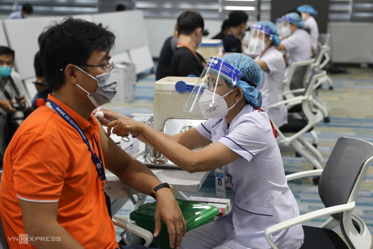 in photos first 500 workers get covid shots in ho chi minhs biggest vaccine rollout
