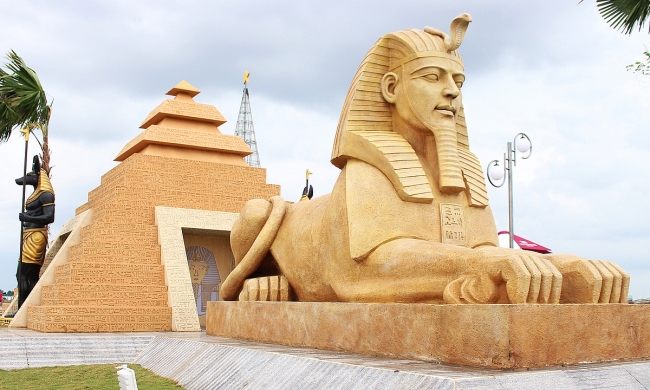 7 Miniature Ancient World Wonders make debut in Hau Giang, southern Vietnam