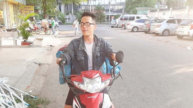 Khang works as a shipper in Hanoi. With special hands, he gets the speical riding steers 
