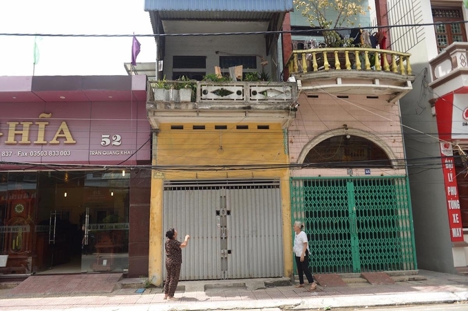 Man catches 4-year-old falling from 2nd floor
