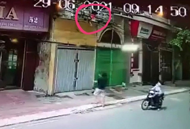 Man Catches 4-Year-Old Falling from 2nd Floor - Video