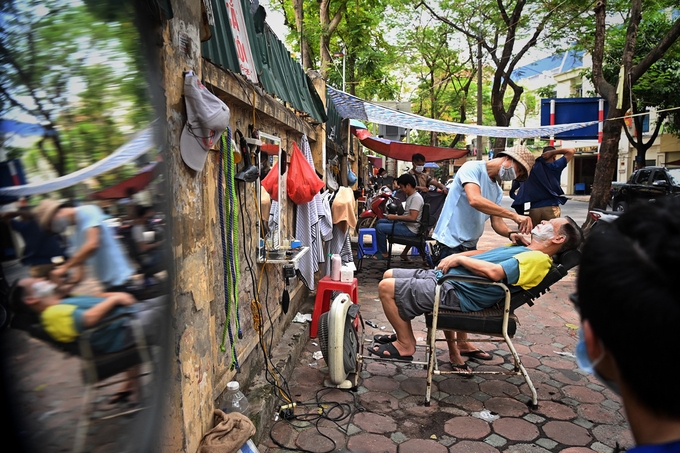 hanoi suspends restaurants barbers again