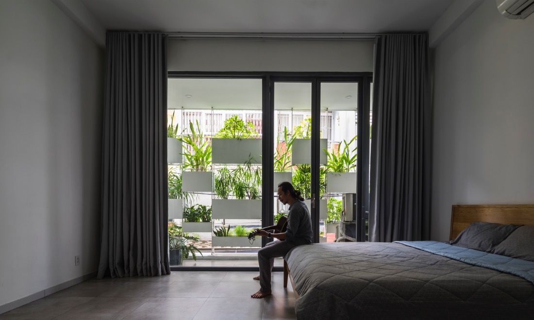 Stylish 'vertical garden' shields west-facing house from baking sun