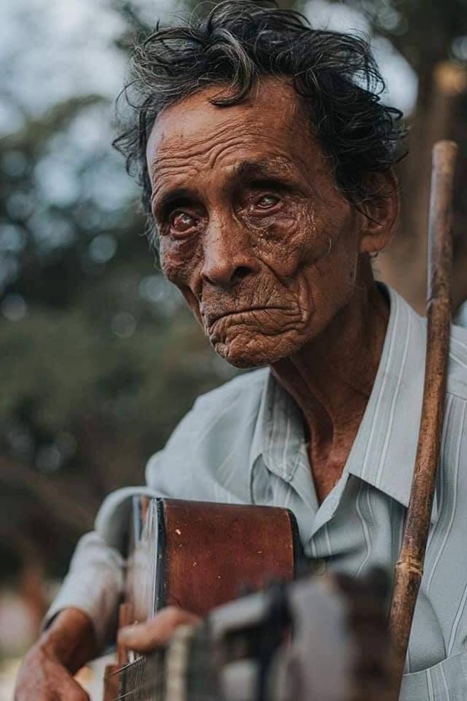 Blind beggar asking for money almost 60 years to raise 6 children Blind beggar asking for money almost 60 years to raise children