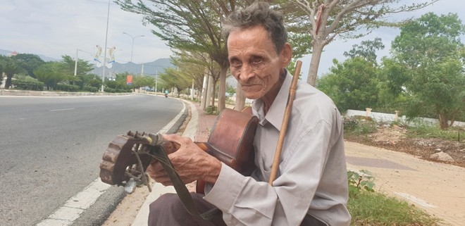Blind beggar asking for money almost 60 years to raise 6 children Blind beggar asking for money almost 60 years to raise children